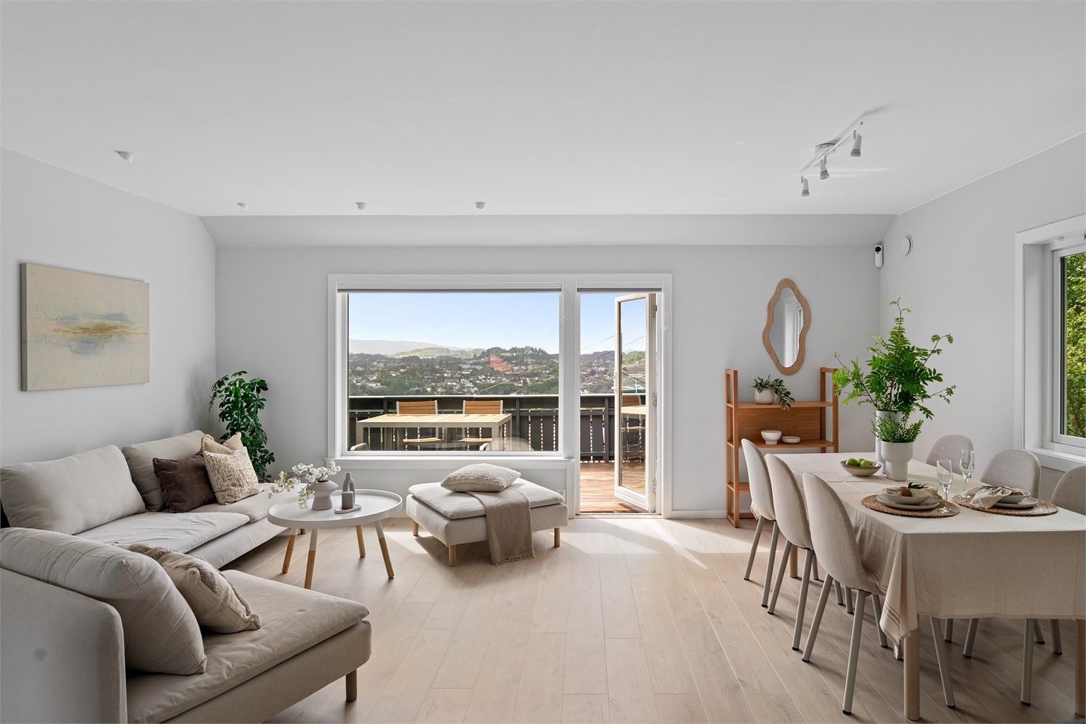 Stuen fremstår som lys og meget tiltalende med store vindusflater. Dette gir rikelig med naturlig lys og dermed en luftig følelse.