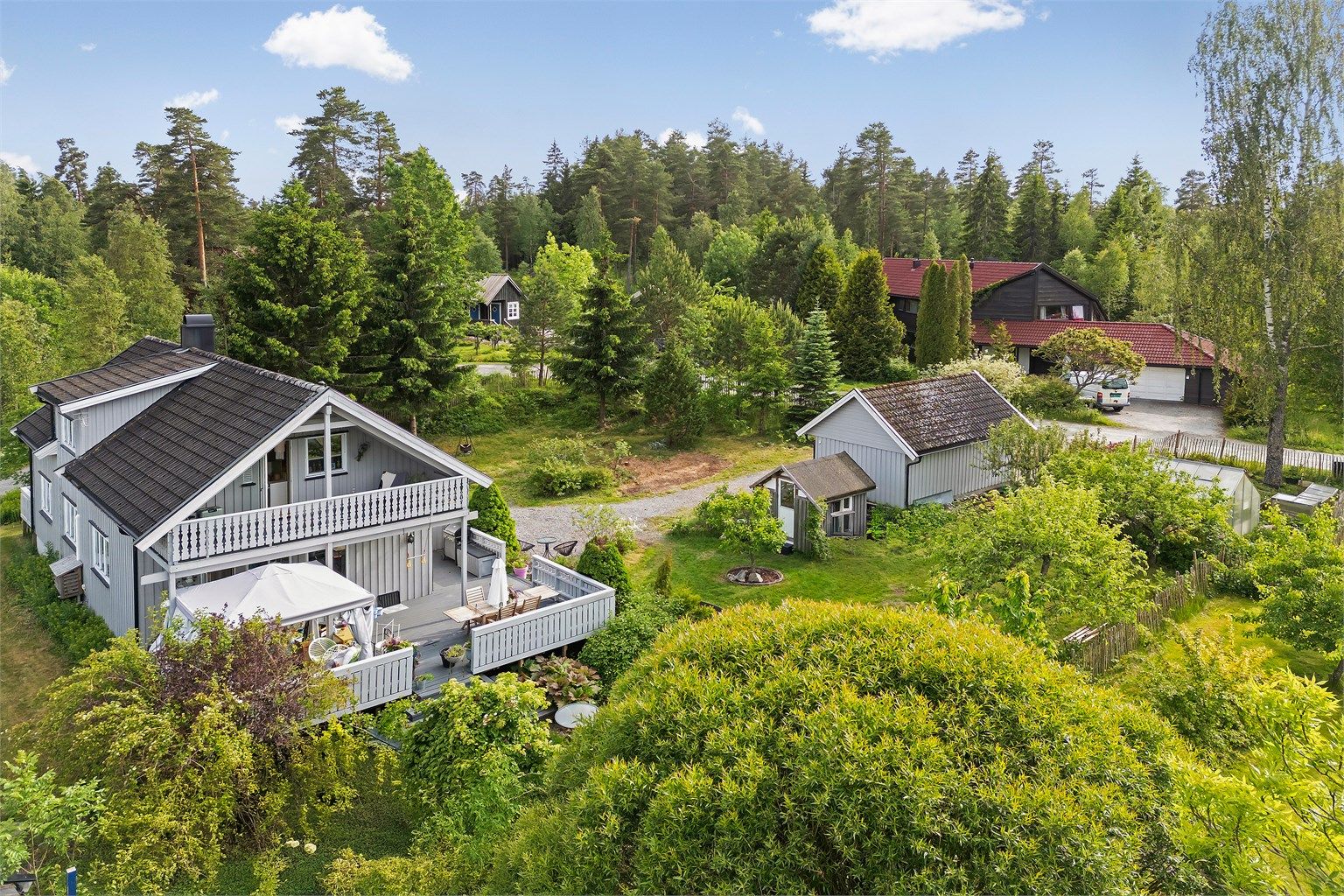 Tomt på 1.120 kvm. Familievennlig bolig, garasje, drivhus og hønsehus 
