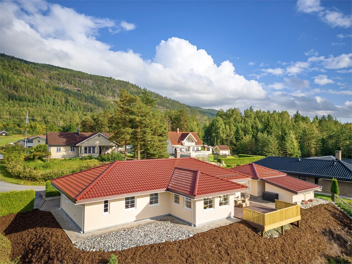 Pen enebolig med dobbelgarasje med landlig beliggenhet, men i et etablert boligområde