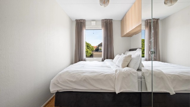 Et rolig og harmonisk soverom med plass til dobbeltseng og gode oppbevaringsløsninger.