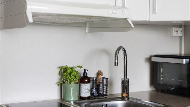 Mekanisk avtrekksventilator for kjøkken og våtrom er plassert på kjøkkenet.