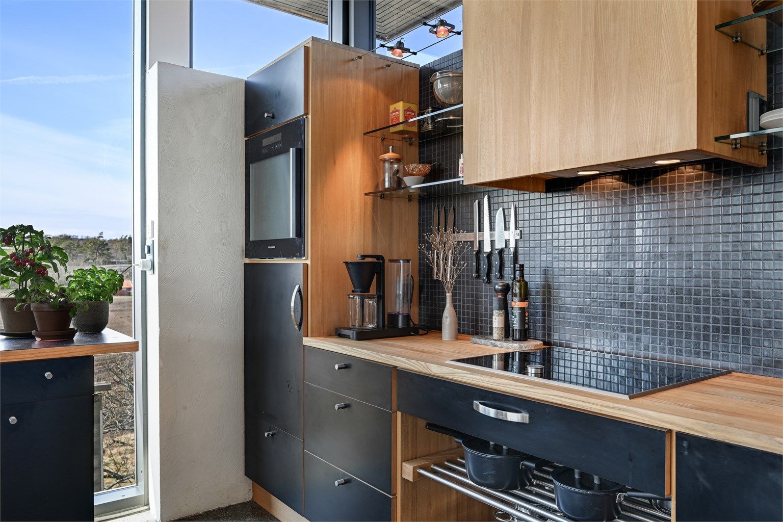 Kjøkkenet er utstyrt med platetopp, stekeovn, kjøleskap, oppvaskmaskin og ventilator med avtrekk ut.