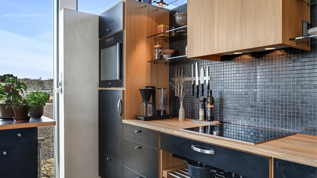 Kjøkkenet er utstyrt med platetopp, stekeovn, kjøleskap, oppvaskmaskin og ventilator med avtrekk ut.