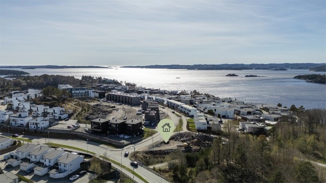 Velkommen til Dvergsnesåsen 4 - en unik mulighet til å skape ditt drømmehjem med kort vei til både barnehage, skole, fritidsaktiviteter og sjøen!