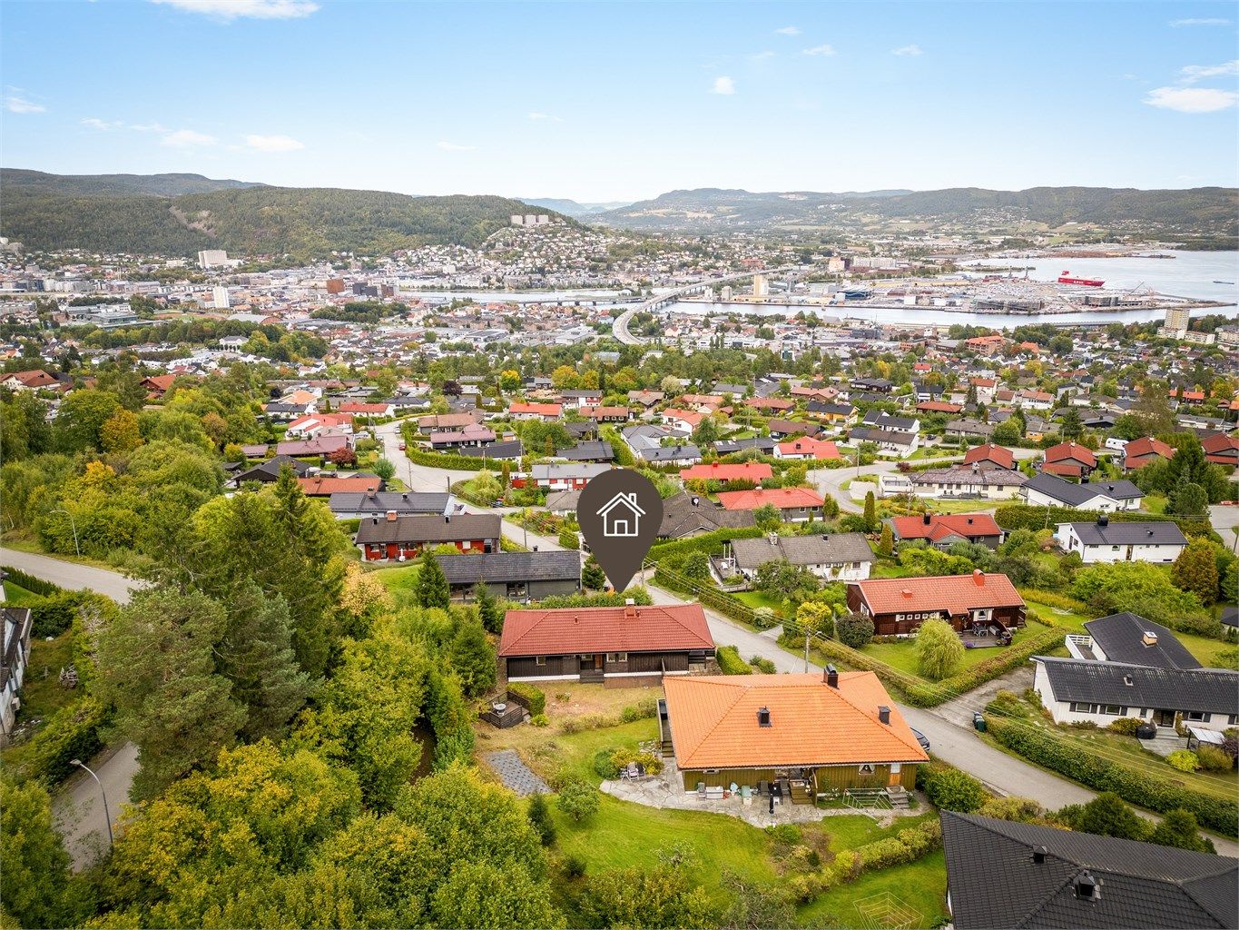 Fin utsikt over Drammen by, Drammensfjorden og Lier dalene. Det er kort gangavstand til flotte tur- og rekreasjonsområder.