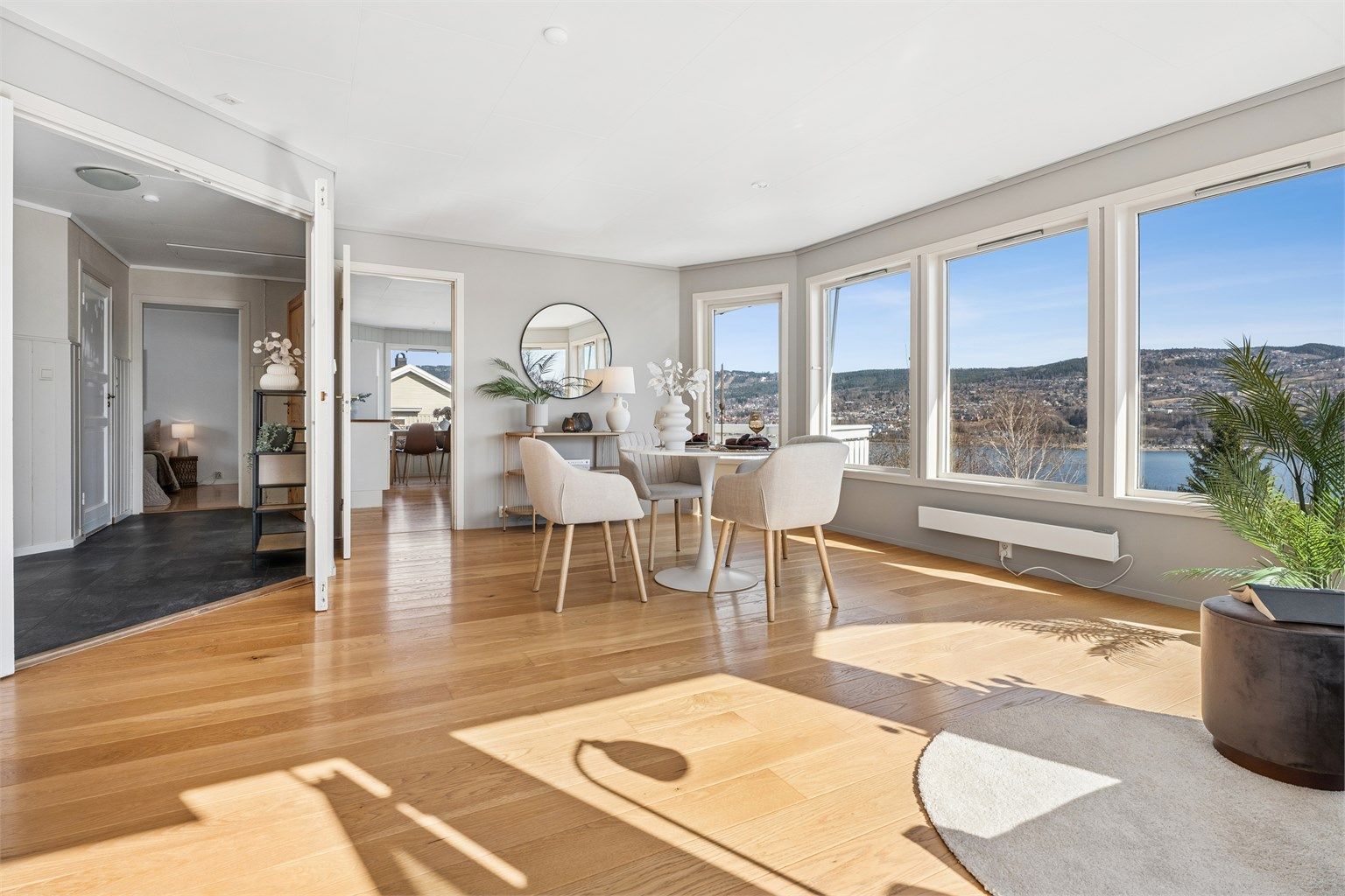 Fra særlig stue, kjøkken og veranda i 1. etasje oppleves et vidstrakt utsyn over Mjøsa og nærområdet.