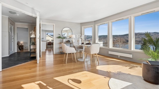 Fra særlig stue, kjøkken og veranda i 1. etasje oppleves et vidstrakt utsyn over Mjøsa og nærområdet.