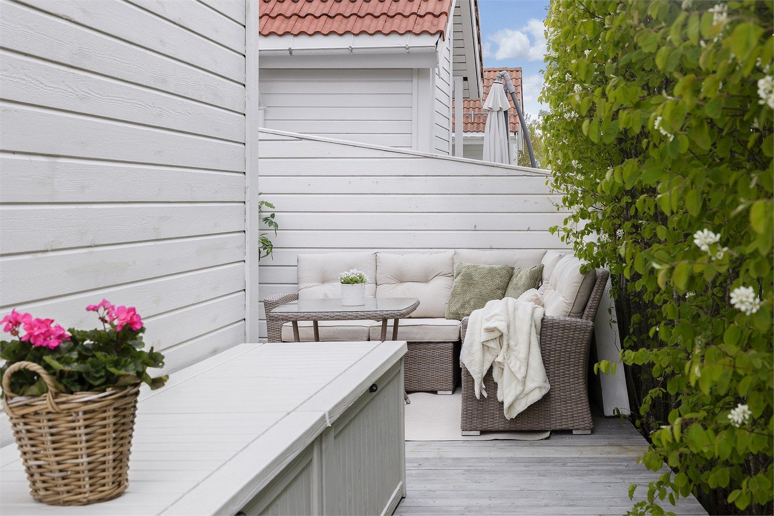 Skjermet terrasse mot øst med morgensol 