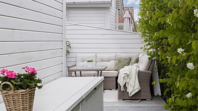 Skjermet terrasse mot øst med morgensol