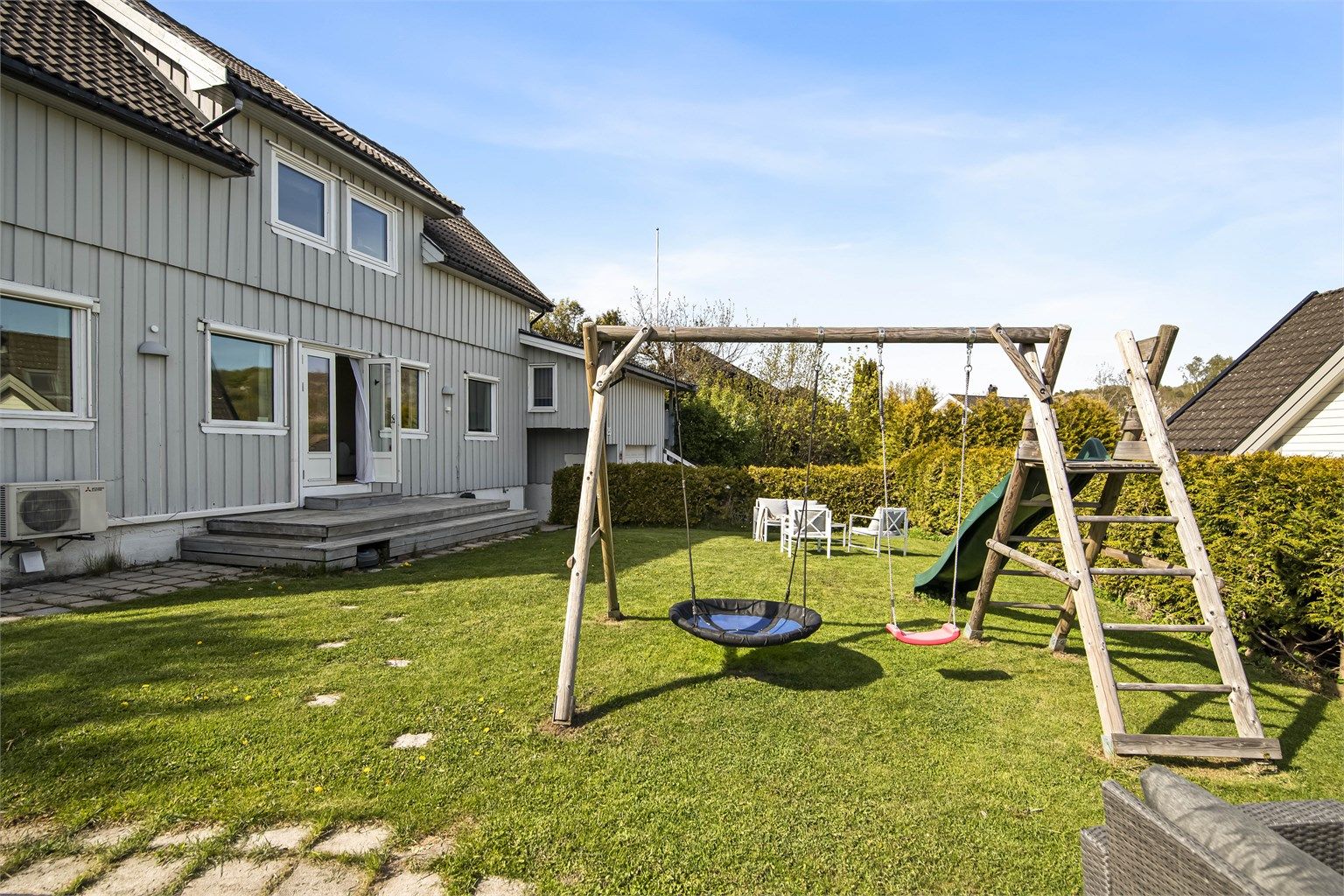 Hagen er skjermet og barnevennlig og egner seg godt for ballspill og varme sommerdager.