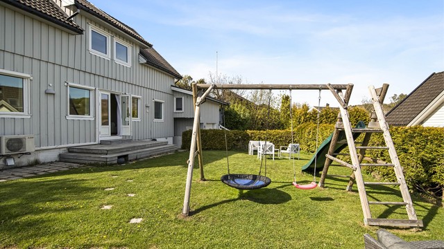 Hagen er skjermet og barnevennlig og egner seg godt for ballspill og varme sommerdager.