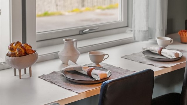 Flislagt felt over benkeplaten og automatisk vannstopper med fuktsensor.