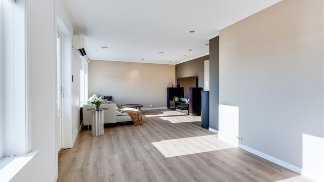 Stuen har lyse overflater og nytt en-stavs laminatgulv som er gjennomgående i boligen