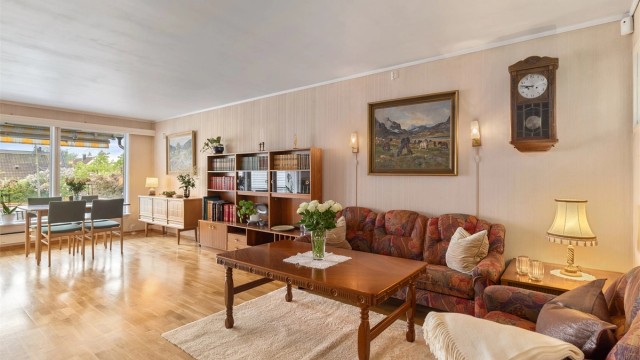 Huset ble oppført i 1975 og har vært bebodd av én familie og har blitt løpende vedlikeholdt, men det er behov for modernisering og oppgradering av de fleste overflater og installasjoner.