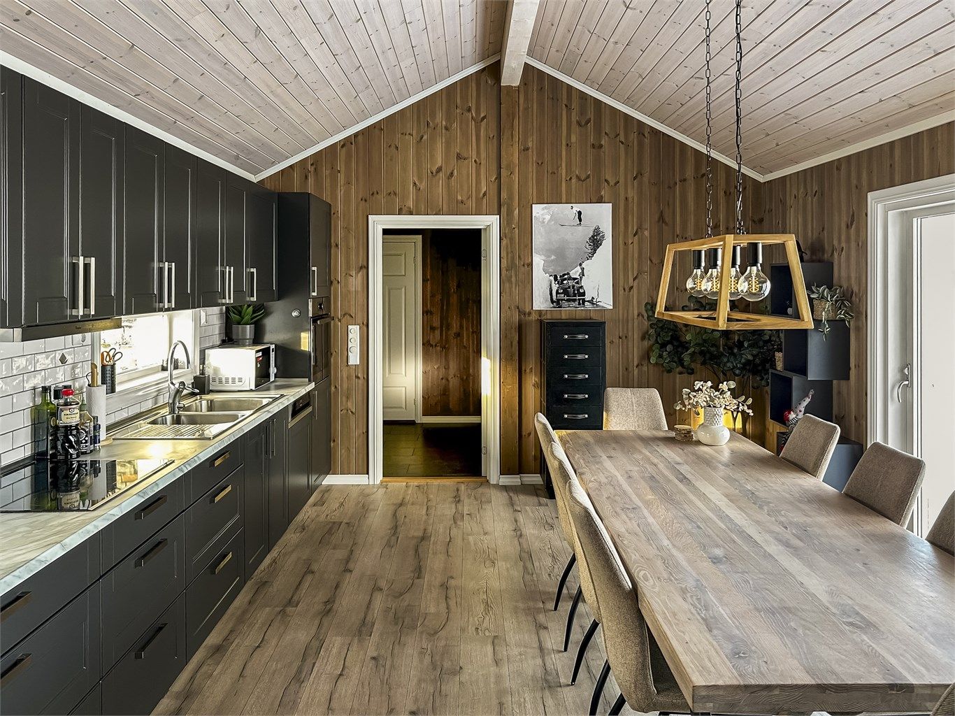 Kjøkkenet har svært godt med skap- og benkeplass