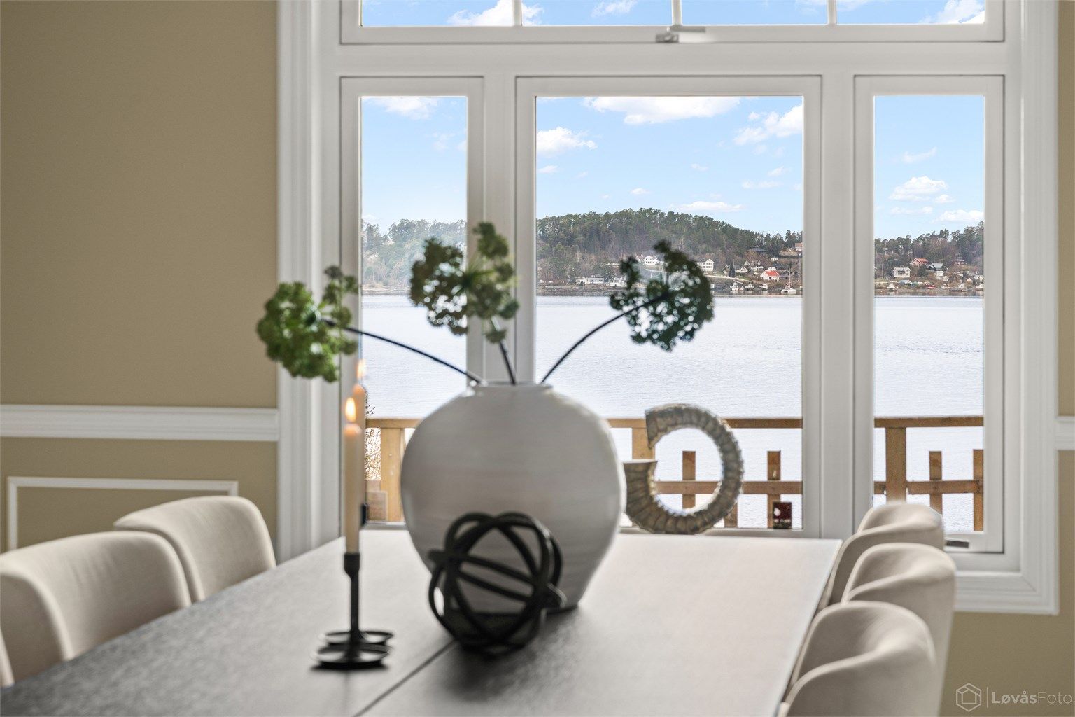 Selv fra spisebordet er kontakten med fjorden og naturen konstant.
