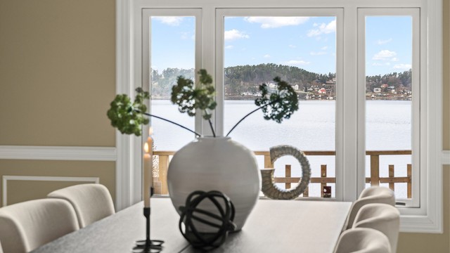 Selv fra spisebordet er kontakten med fjorden og naturen konstant.