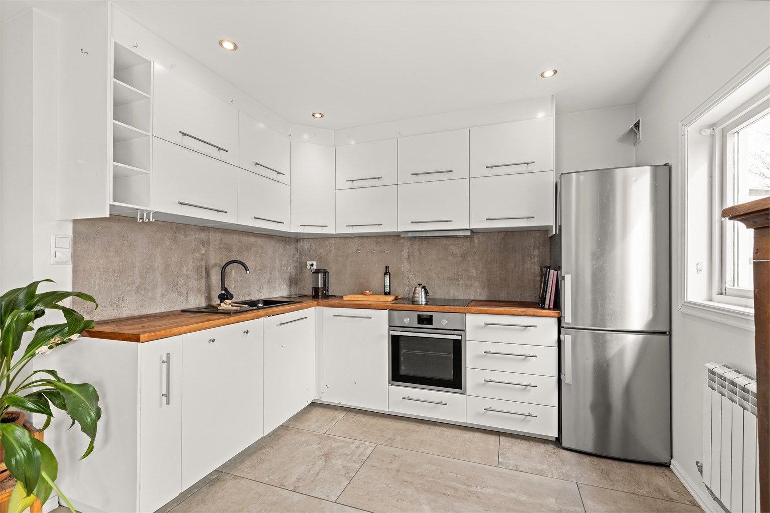 Kjøkkenet fra 2016 har integrerte hvitevarer, benkeplate i heltre og elektrisk gulvvarme.