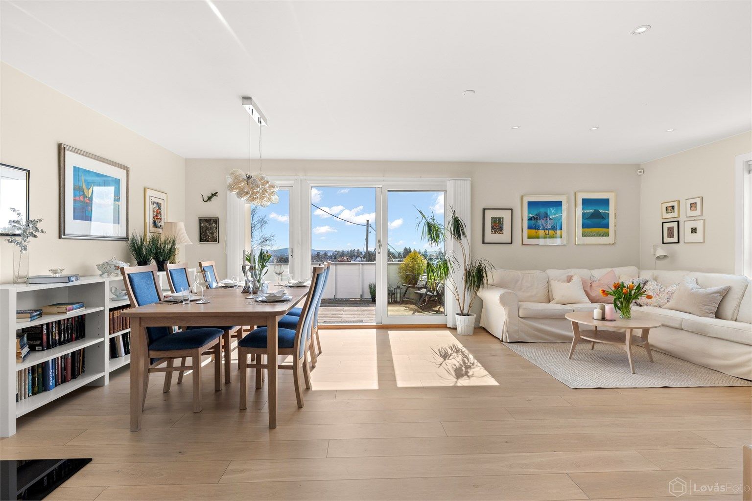 Stue, spisestue og kjøkken i delvis åpen løsning som skaper en stor, lys og sosial sone. 