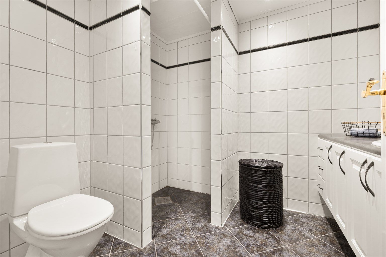 Badet i underetasjen er fra 2004, med flislagt gulv med gulvvarme.