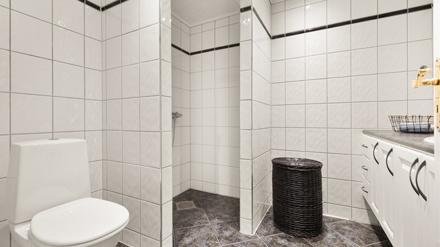 Badet i underetasjen er fra 2004, med flislagt gulv med gulvvarme.