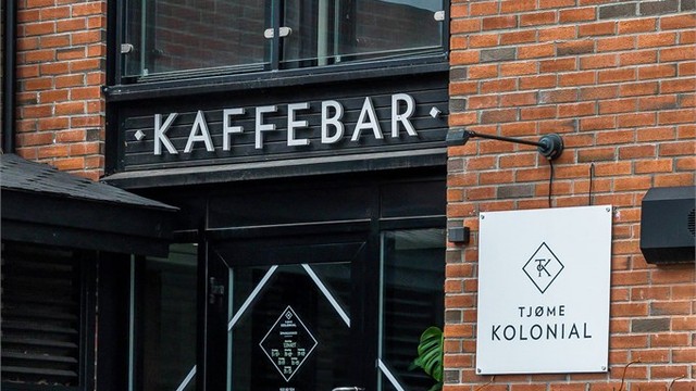Eiendommen ligger i Tjøme sentrum. Dette området er svært hyggelig og rolig med kun en liten gangavstand ned til selve sentrumskjernen.