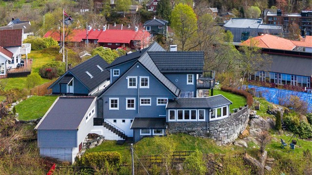 Tomten oppleves skjermet og privat, og er perfekt for en aktiv storfamilie