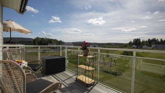 Balkong på 11 m² med rekkverk i glass og metall, og utsikt over nærområdet.