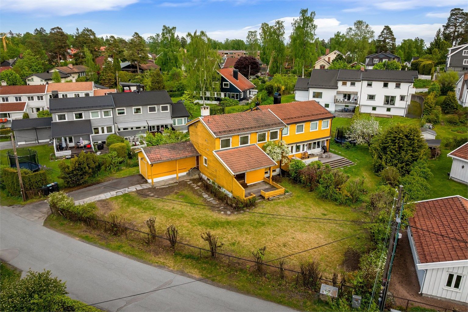 Eiendommen ligger i en av Bærums mest populære nabolag i et stille, barnevennlig og veletablert boligområde. Foto: Zovenfra AS