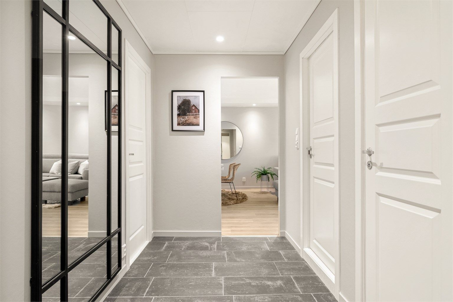 Romlig entrè og gang, og godt med oppbevaringsplass i garderobe i entrè 