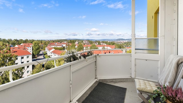 Leiligheten ligger høyt og fritt til i byggets 7. etasje, med vidstrakt utsikt.