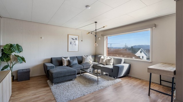 I 2. etasje er det en romslig stue med plass til en stor sofagruppe.