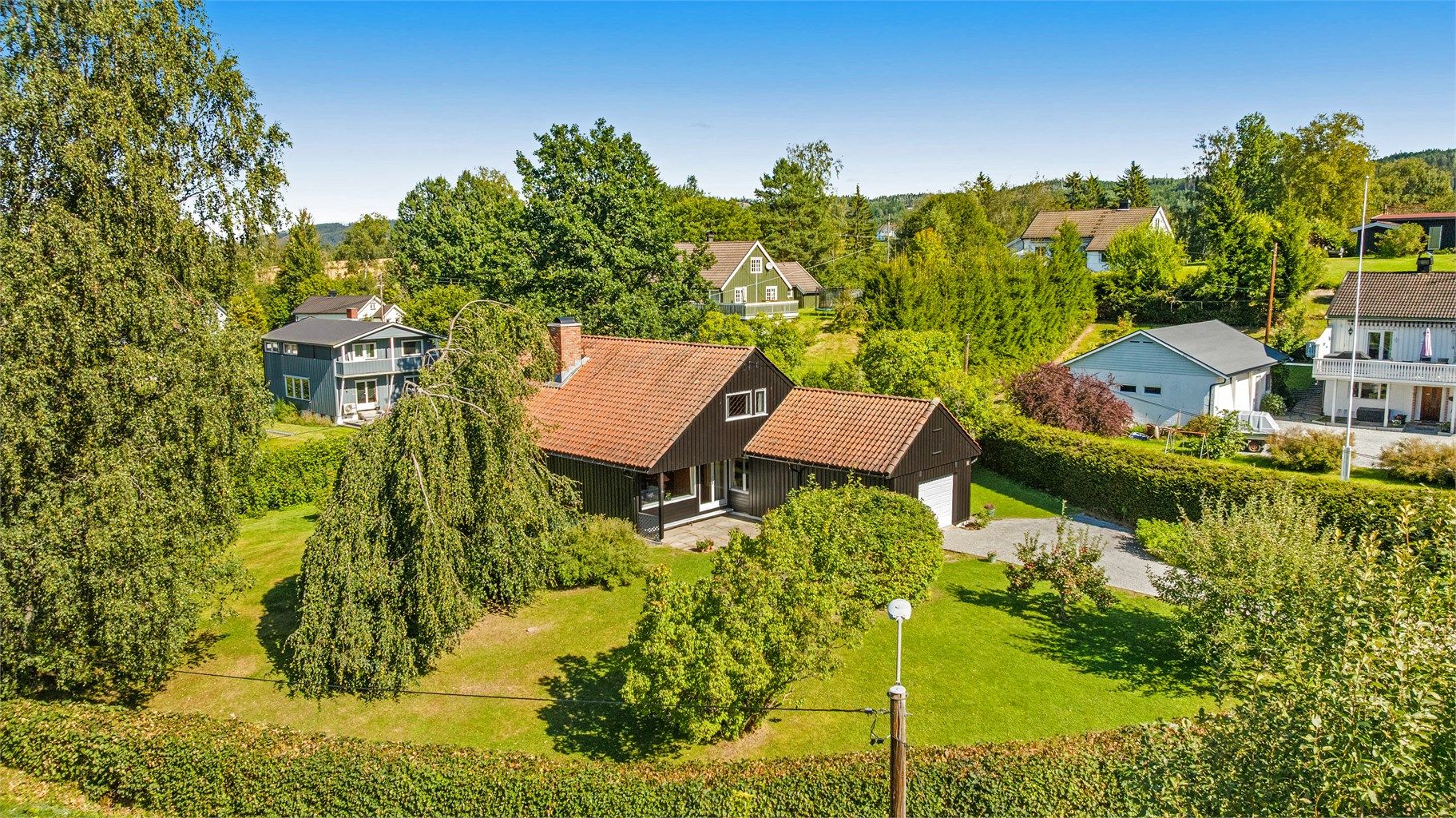 Flott internbeliggenhet og stor tomt.