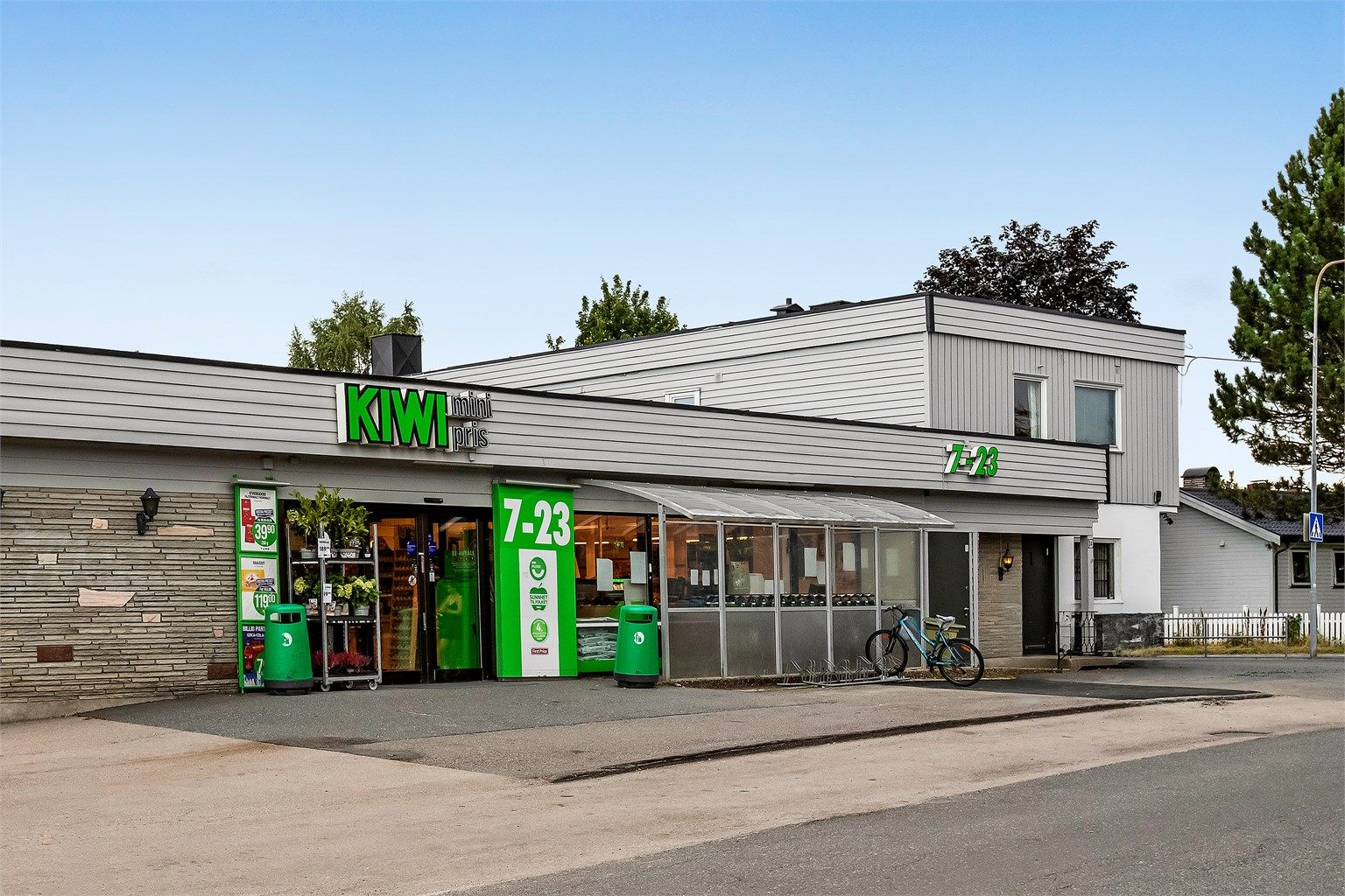 Kiwi Finstad ligger kun ett minutts gange fra boligen.