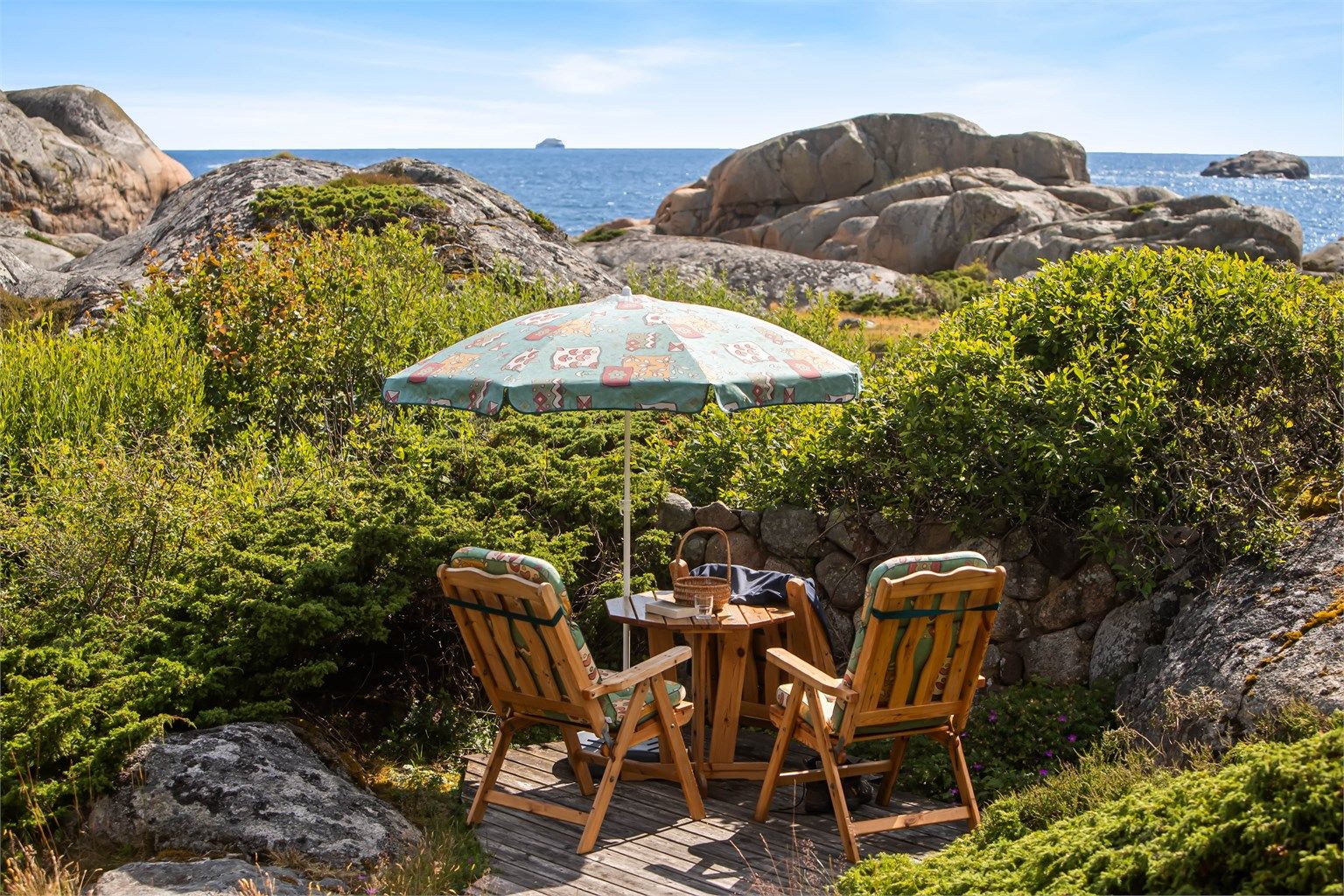 Uteområdet er frodig og fredelig – her har du sol fra morgen til kveld og panoramautsikt over landskapet og sjøen. Fra uteområdene kan du nyte måkeskrik og havbris mens du skuer utover øylandskapet og sjøen.