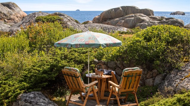 Uteområdet er frodig og fredelig – her har du sol fra morgen til kveld og panoramautsikt over landskapet og sjøen. Fra uteområdene kan du nyte måkeskrik og havbris mens du skuer utover øylandskapet og sjøen.