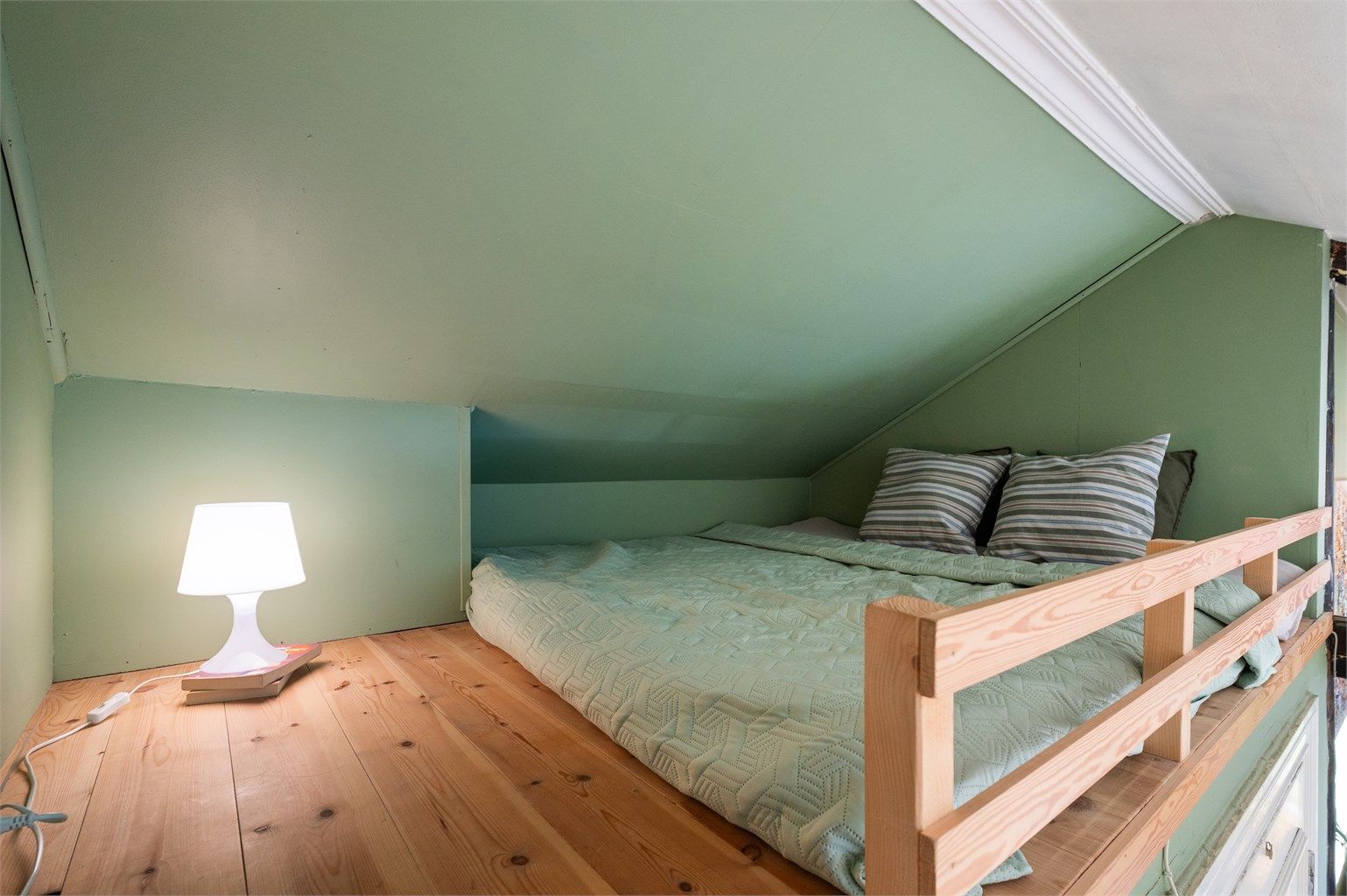 Leiligheten har også en praktisk hems ved entré. Adkomst via fastmontert stige.