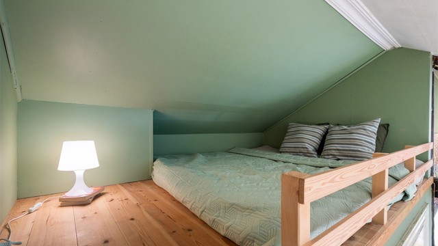 Leiligheten har også en praktisk hems ved entré. Adkomst via fastmontert stige.