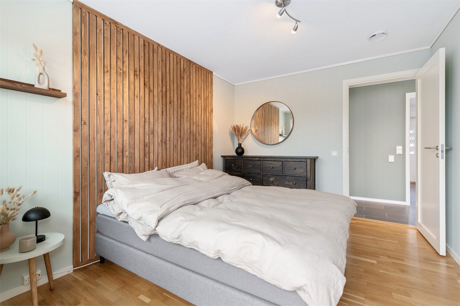 Hovedsoverommet er oppmålt til ca 11m² og har parkett på gulvet. God plass til dobbeltseng og oppbevaringsmøbler.