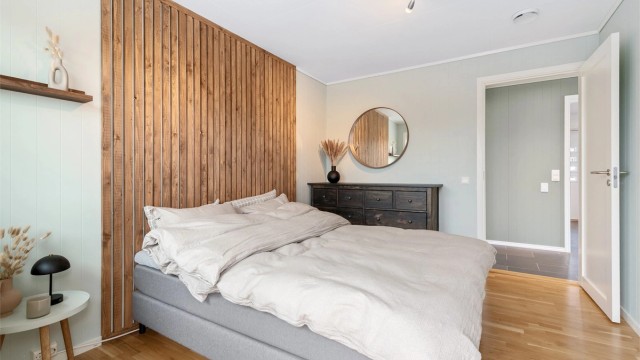 Hovedsoverommet er oppmålt til ca 11m² og har parkett på gulvet. God plass til dobbeltseng og oppbevaringsmøbler.