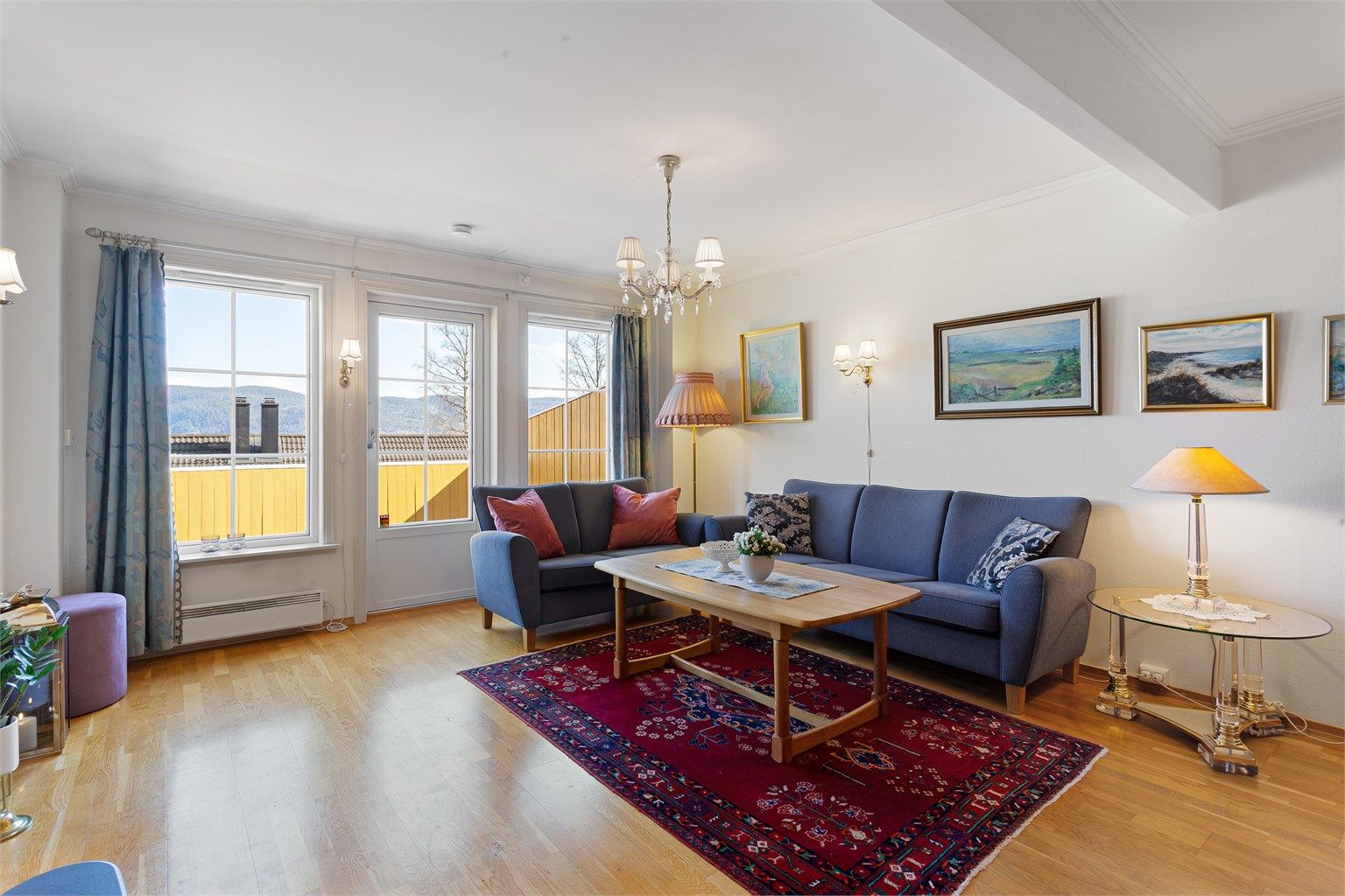 Stue/spisestue med sofaområde og spiseplass.