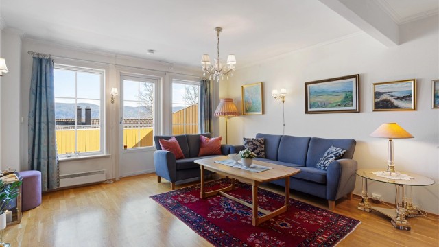 Stue/spisestue med sofaområde og spiseplass.