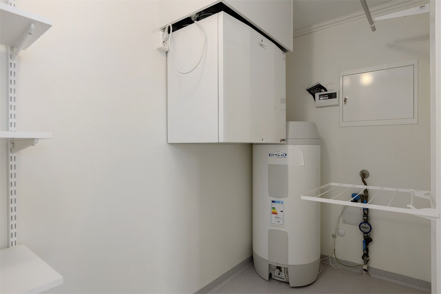 Innvendig bod med varmtvannsbereder og aggregat for balansert ventilasjon.