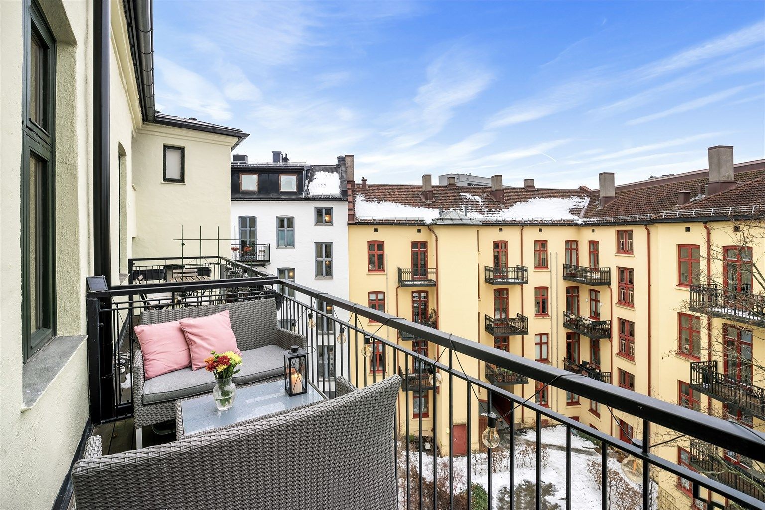 Leiligheten har en sydøstvendt balkong på romslige 5 kvm som vender inn mot hyggelig bakgård.