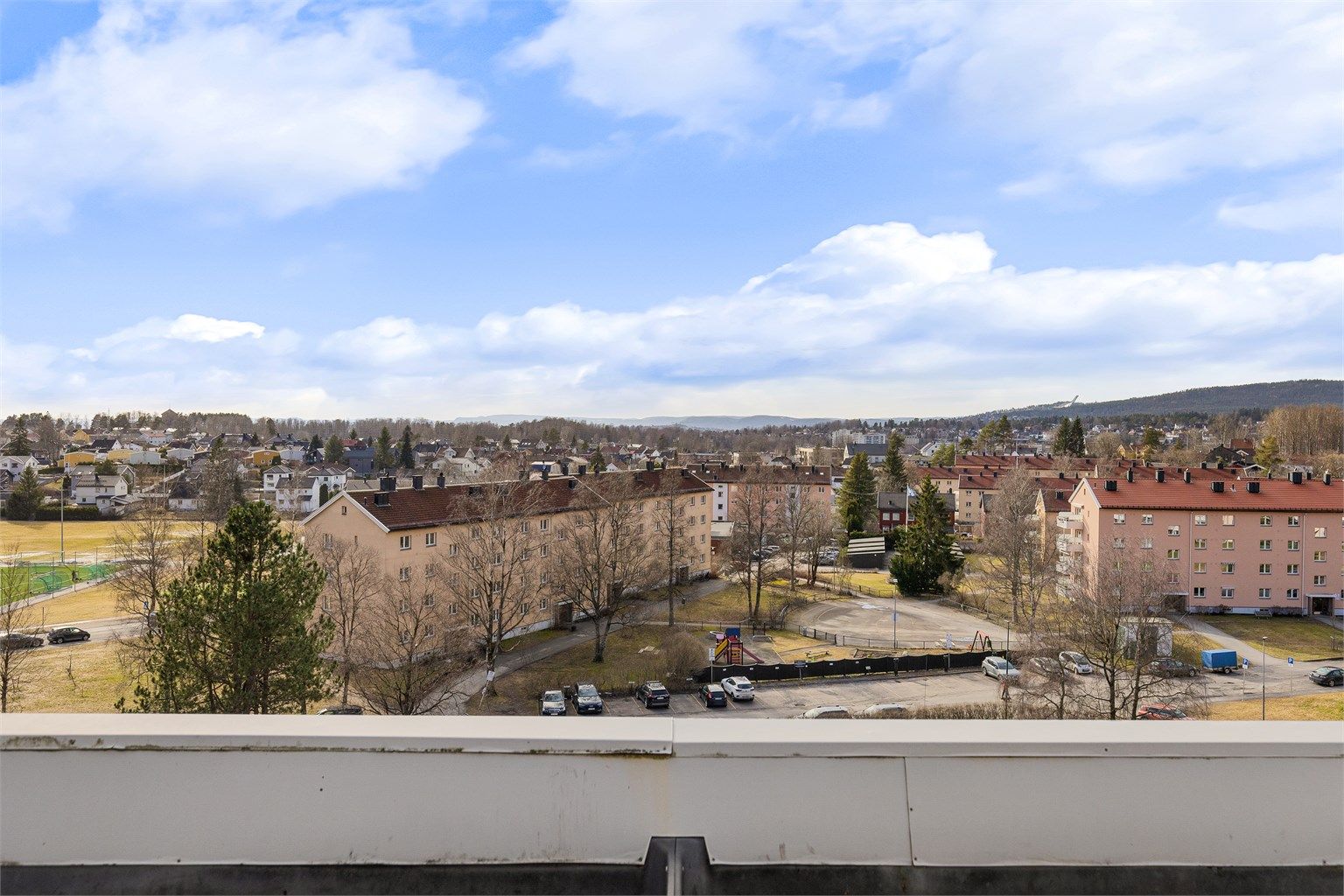 Fantastisk vidstrakt utsikt fra terrassen. Planter i blomsterkassene vil skape en koselig oase på uteplassen