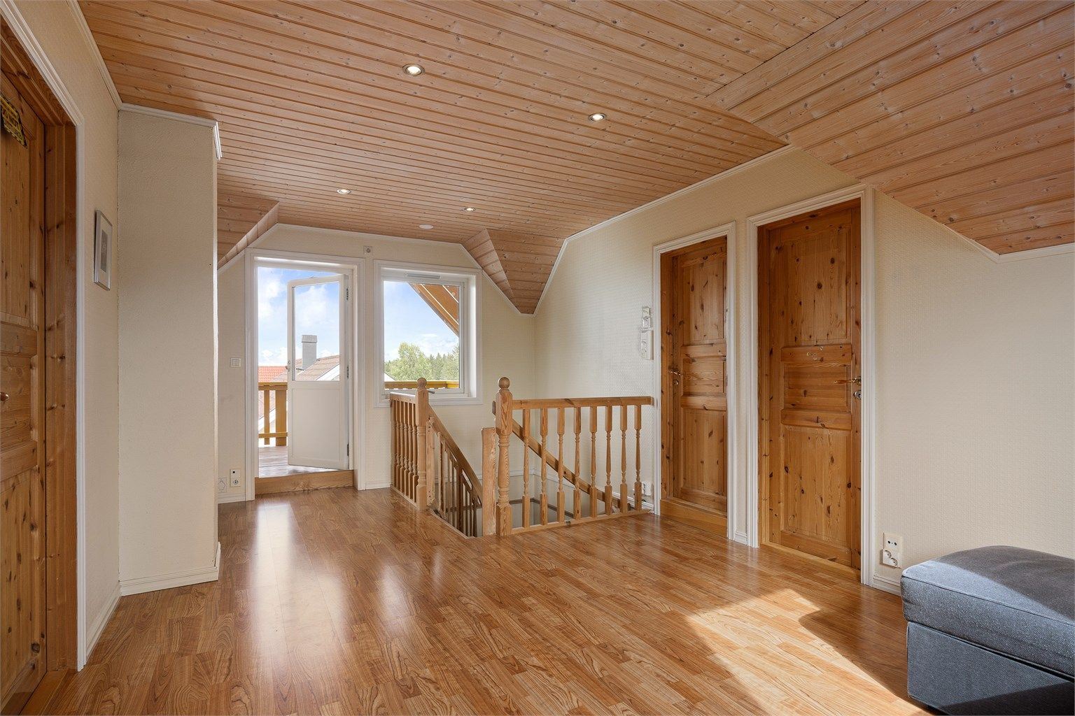 Loftstuen er et lyst og luftig rom med utgang til balkong.