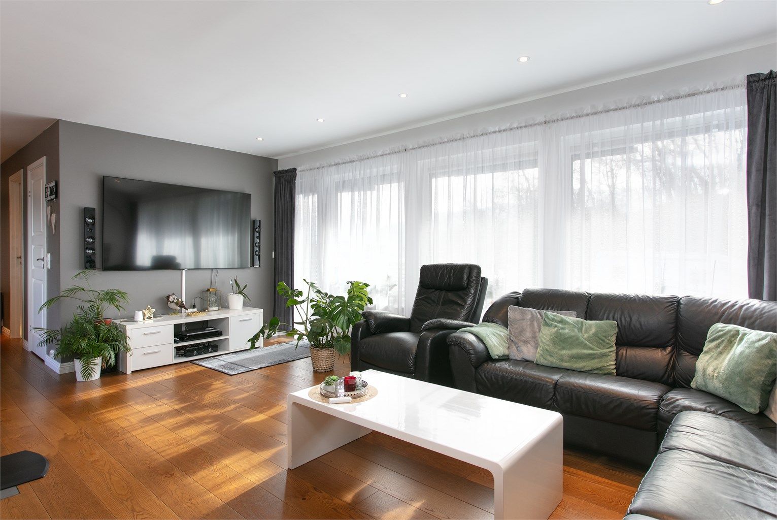 Stue i hovedetasjen med store vindusflater mot syd