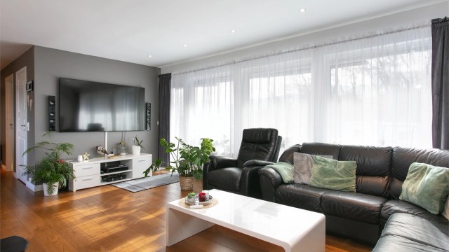 Stue i hovedetasjen med store vindusflater mot syd