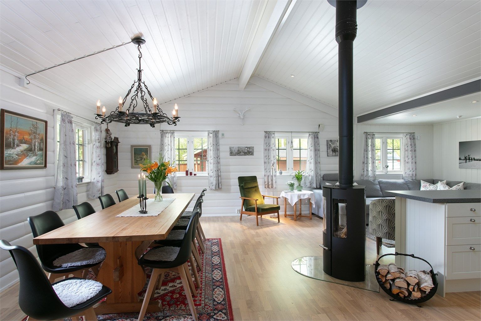 Stue og kjøkken i åpen løsning
Foto: Mørefoto v/Jarle Osen