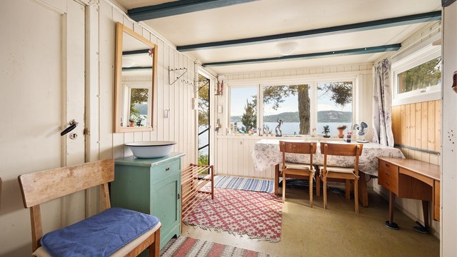 Adkomst inn i hytta i et lyst rom som fungerer som både entré og spisestue. Her er det naturlig plass til å henge fra seg yttertøy, videre er det plass til spisebord.
